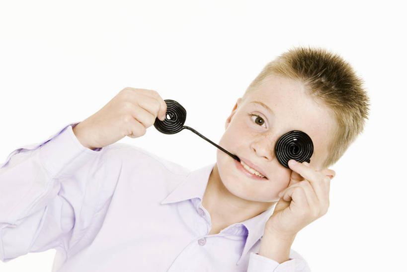 西方人,儿童,一个人,站,笑,吃,微笑,露齿笑,横图,室内,特写,白天,白色背景,正面,纯洁,欧洲,欧洲人,仅一个男性,仅一个人,阴影,服装,反射,影子,食品,糖,糖果,甜点,甜品,软糖,注视,休闲装,食物,两个,小孩,衣服,黑色,甜食,观察,看,站着,仅一个小孩,休闲,休闲服,可爱,童年,童趣,遮,遮掩,摄影,服饰,影棚,观看,察看,掩盖,遮挡,关注,童真,烂漫,无邪,遮盖,掩饰,天真,男孩,男人,男性,白种人,孩子,嚼,食,站立,半身,彩图,影棚拍摄,拍摄,男生