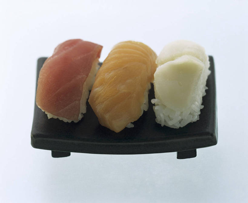 米饭,三文鱼,寿司,无人,横图,俯视,室内,特写,白天,白色背景,烹饪,餐桌,桌子,鲑鱼,餐具,一排,阴影,整齐,反射,碟子,盘,影子,肉,鱼肉,日本料理,料理,食品,饭,鲔鱼,金枪鱼,菜肴,美食,肉类,食物,排列,三个,黑色,盘子,碟,日式料理,日式,摄影,佳肴,影棚,餐台,大马哈鱼,五谷,吞拿鱼,队列,手握寿司,醋饭,肉食,握寿司,押寿司,撒蒙鱼,萨门鱼,冰海之皇,鲑,马哈鱼,麻哈鱼,大麻哈鱼,四喜饭,彩图,高角度拍摄,影棚拍摄,拍摄