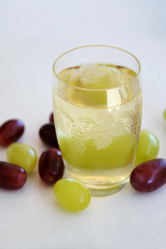 红酒,葡萄酒,无人,竖图,俯视,室内,特写,白天,白色背景,餐桌,桌子,橄榄,蔬菜,杯子,许多,阴影,新鲜,反射,影子,食品,白葡萄酒,酒类,玻璃制品,酒,食物,饮料,一个,水杯,摄影,有机食品,绿色食品,影棚,单个,餐台,玻璃杯,青果,白榄,彩图,高角度拍摄,影棚拍摄,拍摄