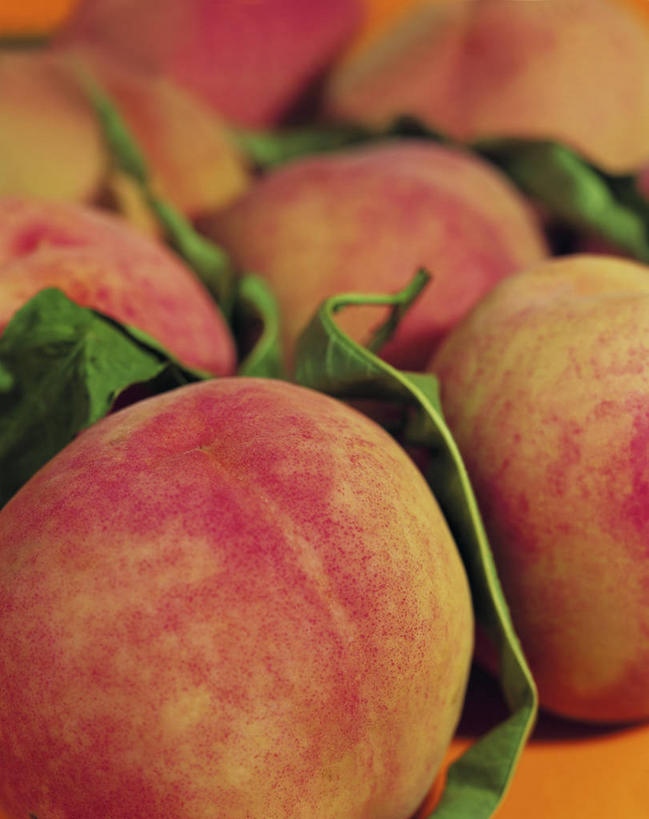 无人,竖图,俯视,室内,特写,白天,餐桌,桌子,桃子,水果,叶子,一堆,许多,阴影,堆叠,堆积,朦胧,模糊,新鲜,反射,影子,生食,食品,果实,绿叶,食物,嫩叶,有机食品,绿色食品,餐台,堆,肺果,叶,叶片,彩图,高角度拍摄