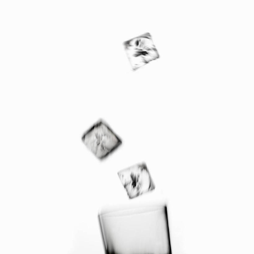 无人,方图,俯视,室内,特写,白天,白色背景,桌面,桌子,杯子,阴影,反射,木制,影子,冰,冰块,冷冻,玻璃制品,三个,一个,木制品,水杯,寒冷,摄影,影棚,冷藏,单个,冰冷,保鲜,玻璃杯,彩图,高角度拍摄,影棚拍摄,拍摄