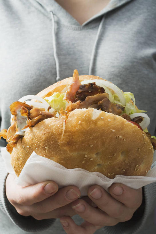 点心,面包,西方人,手,一个人,站,竖图,室内,特写,白天,正面,烹饪,西餐,蔬菜,欧洲,欧洲人,双手,仅一个年轻女性,仅一个女性,仅一个人,握,服装,新鲜,包装,包装纸,纸,肉,三明治,料理,食品,面点,纸张,拿,拿着,休闲装,菜肴,美食,肉类,食物,糕点,衣服,快餐,站着,休闲,手部,休闲服,西式,握着,服饰,佳肴,有机食品,绿色食品,包装材料,牛皮纸,肉食,西式快餐,皮塔饼,三文治,口袋面包,年轻女性,女人,女性,白种人,站立,半身,彩图