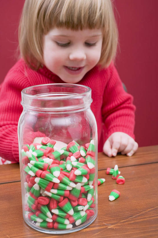 西方人,儿童,一个人,笑,微笑,露齿笑,竖图,室内,白天,正面,纯洁,桌面,桌子,玻璃,欧洲,欧洲人,仅一个女性,仅一个人,一堆,许多,握,阴影,堆叠,堆积,服装,反射,木制,影子,食品,糖,糖果,甜点,甜品,软糖,很多,拿,拿着,注视,休闲装,玻璃制品,食物,一个,小孩,衣服,玻璃瓶,木制品,瓶子,甜食,观察,看,仅一个小孩,休闲,休闲服,可爱,童年,童趣,握着,服饰,单个,观看,堆,察看,关注,童真,烂漫,无邪,广口瓶,天真,女孩,女人,女性,白种人,孩子,半身,彩图,女生