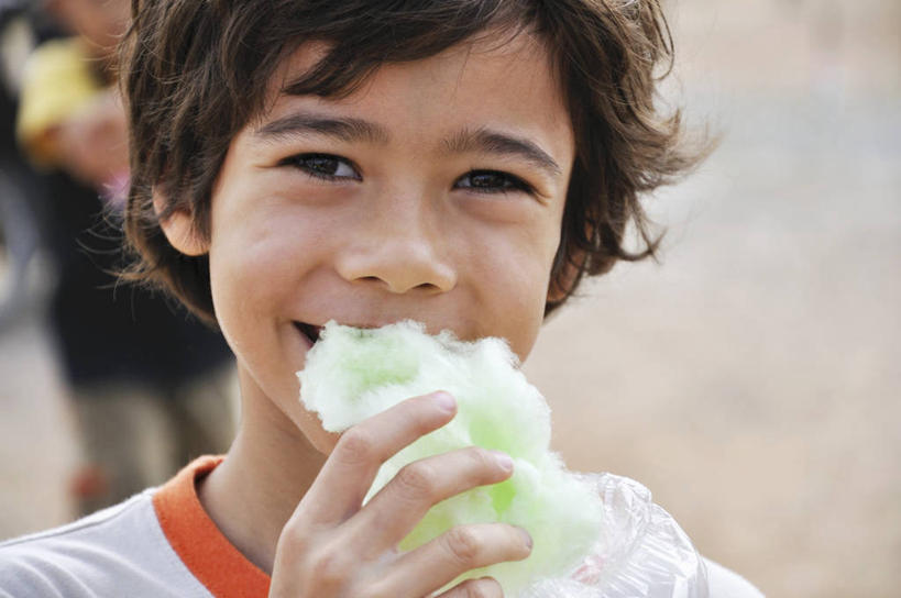 西方人,儿童,脸,头,脸颊,手,一个人,站,笑,吃,微笑,露齿笑,横图,室内,特写,白天,正面,纯洁,欧洲,欧洲人,仅一个男性,仅一个人,握,服装,朦胧,模糊,食品,糖,糖果,甜点,甜品,软糖,拿,拿着,注视,休闲装,棉花糖,食物,小孩,衣服,甜食,观察,看,站着,仅一个小孩,休闲,手部,休闲服,可爱,童年,童趣,握着,服饰,观看,单手,察看,关注,童真,烂漫,无邪,天真,男孩,男人,男性,白种人,孩子,头部,脸部,脸蛋,面部,嚼,食,站立,半身,彩图,男生