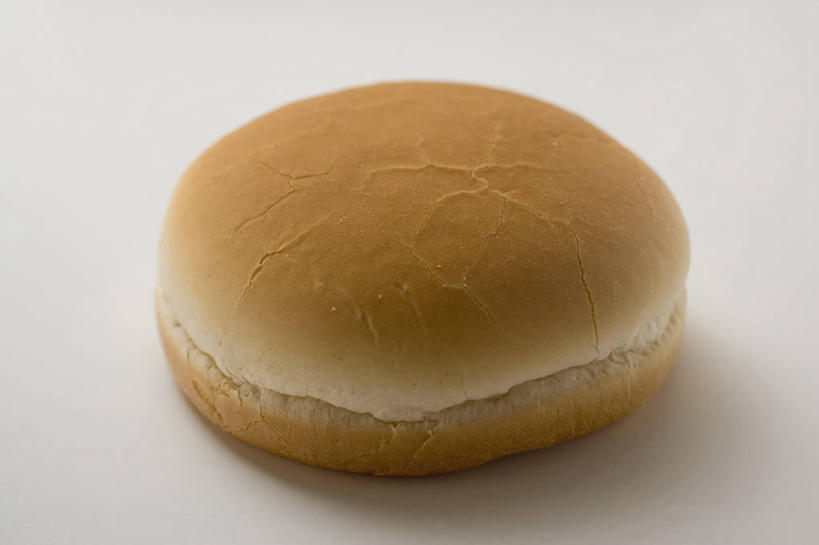 点心,面包,无人,横图,俯视,室内,特写,白天,白色背景,烹饪,西餐,餐桌,桌面,桌子,阴影,反射,木制,影子,肉,汉堡,牛肉,料理,食品,面点,菜肴,美食,肉类,食物,糕点,一个,木制品,快餐,西式,摄影,佳肴,影棚,单个,餐台,肉食,西式快餐,垃圾食品,小圆面包,彩图,高角度拍摄,影棚拍摄,拍摄