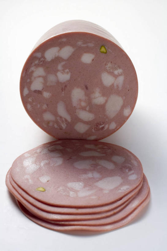 无人,竖图,俯视,室内,特写,白天,白色背景,桌面,桌子,切开,阴影,反射,纹路,木制,纹理,影子,肉,香肠,腊肠,猪肉,肉类,木制品,切,摄影,影棚,剖面,肉食,切面,豚肉,肌理,彩图,高角度拍摄,影棚拍摄,拍摄