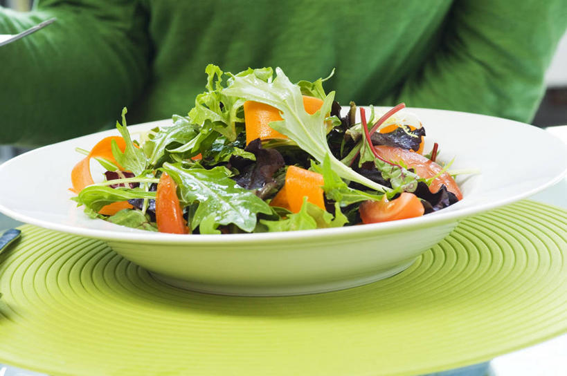 西方人,一个人,捧,横图,俯视,室内,特写,白天,萝卜,胡萝卜,蔬菜,餐具,欧洲,欧洲人,仅一个年轻女性,仅一个女性,仅一个人,服装,新鲜,碟子,盘,生食,蔬菜沙拉,沙拉,食品,休闲装,色拉,沙律,食物,一个,衣服,盘子,碟,休闲,休闲服,服饰,有机食品,绿色食品,单个,色拉酱,千岛酱,芝麻菜,德国芥菜,火箭生莱,芸芥,芝麻叶,紫花南芥,年轻女性,女人,女性,白种人,红萝卜,甘荀,端,端着,捧着,手捧,半身,彩图,高角度拍摄