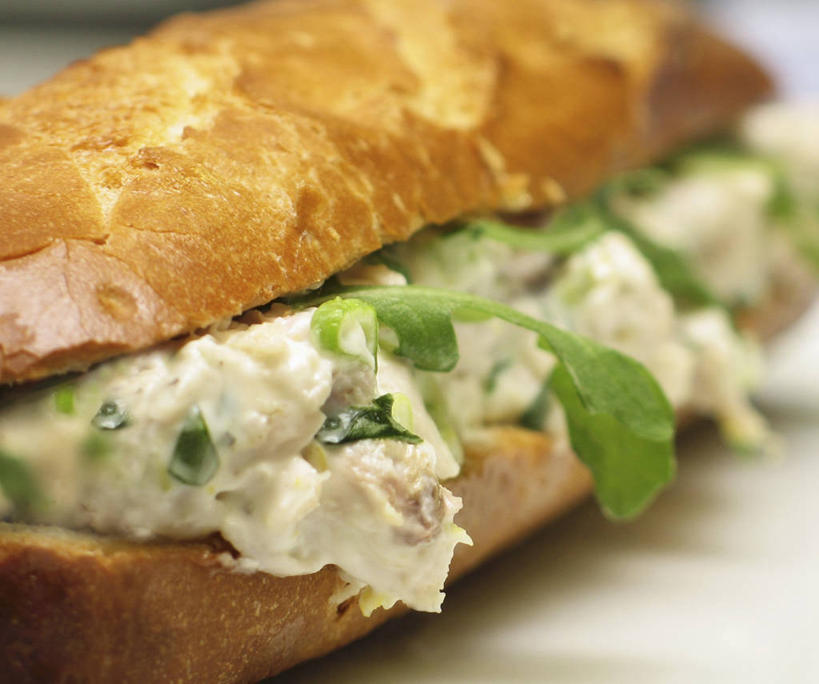 点心,面包,无人,横图,俯视,室内,特写,白天,白色背景,烹饪,西餐,桌面,桌子,蔬菜,阴影,朦胧,模糊,新鲜,反射,木制,影子,调料,鸡肉,酱料,酱汁,肉,佐料,美乃滋,三明治,料理,食品,面点,调味品,调味料,酱,菜肴,美食,肉类,食物,糕点,木制品,快餐,西式,摄影,佳肴,有机食品,绿色食品,影棚,肉食,西式快餐,蛋黄酱,芝麻菜,三文治,德国芥菜,火箭生莱,芸芥,芝麻叶,紫花南芥,蛋黄沙拉酱,调味油,彩图,高角度拍摄,影棚拍摄,拍摄