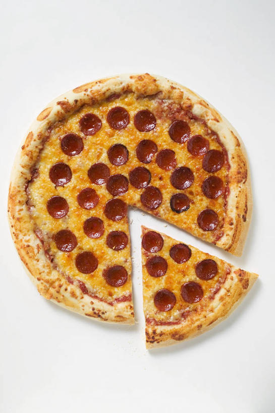 无人,竖图,俯视,室内,特写,白天,白色背景,烹饪,西餐,桌面,桌子,阴影,反射,木制,影子,肉,香肠,料理,食品,披萨,匹萨,腊肠,猪肉,菜肴,美食,肉类,食物,一个,木制品,快餐,西式,摄影,佳肴,影棚,单个,比萨,肉食,西式快餐,垃圾食品,意大利薄饼,豚肉,彩图,高角度拍摄,影棚拍摄,拍摄