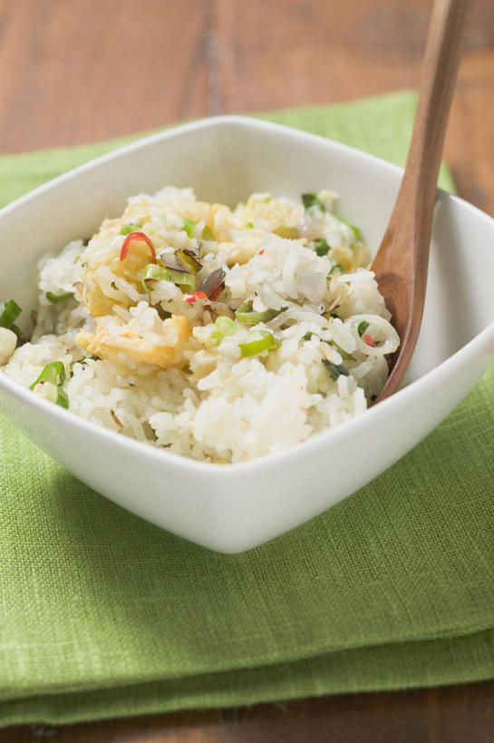 米饭,无人,竖图,俯视,室内,特写,白天,烹饪,西餐,桌面,桌子,蔬菜,纺织品,阴影,新鲜,反射,木制,布,影子,勺子,陶瓷,谷类,谷物,料理,食品,陶瓷制品,织物,饭,米,大米,菜肴,美食,食物,一个,木制品,容器,调羹,汤匙,碗,西式,佳肴,有机食品,绿色食品,单个,储藏,布匹,五谷,储存,卡其布,彩图,高角度拍摄,贮存