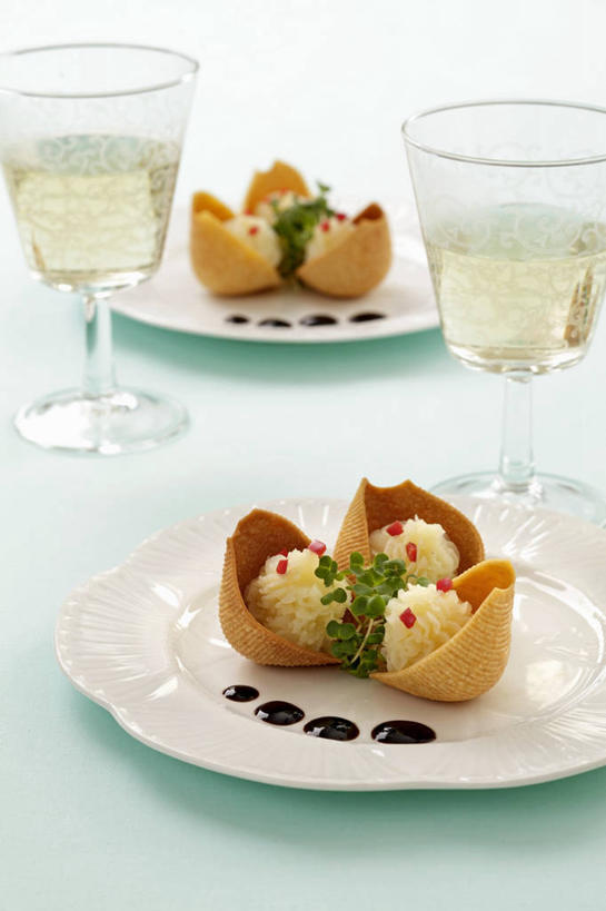 面食,面条,意大利面,红酒,葡萄酒,无人,竖图,俯视,室内,特写,白天,西餐,桌面,桌子,杯子,餐具,阴影,反射,木制,碟子,高脚杯,盘,影子,面,料理,食品,红酒杯,白葡萄酒,酒类,玻璃制品,酒,食物,饮料,盘子,酒杯,木制品,碟,西式,摄影,影棚,葡萄酒杯,玻璃杯,彩图,高角度拍摄,影棚拍摄,拍摄