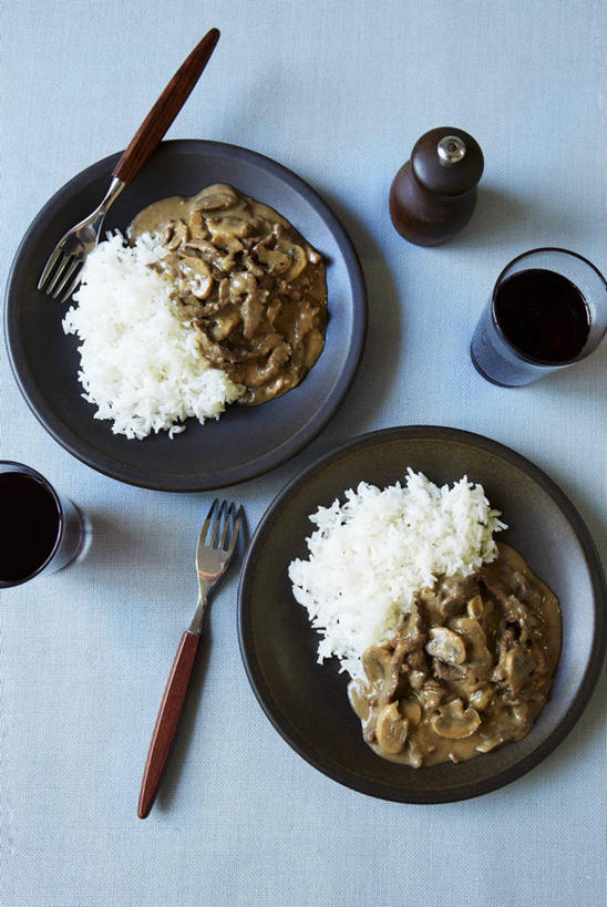 无人,竖图,俯视,室内,特写,白天,餐桌,桌子,蔬菜,餐具,阴影,蓝色背景,新鲜,反射,碟子,盘,影子,勺子,陶瓷,菌菇,蘑菇,肉,牛肉,食品,陶瓷制品,菌类,肉类,食物,盘子,容器,调羹,碟,汤匙,碗,食用菌,摄影,有机食品,绿色食品,影棚,餐台,储藏,储存,肉食,彩图,高角度拍摄,影棚拍摄,拍摄,贮存