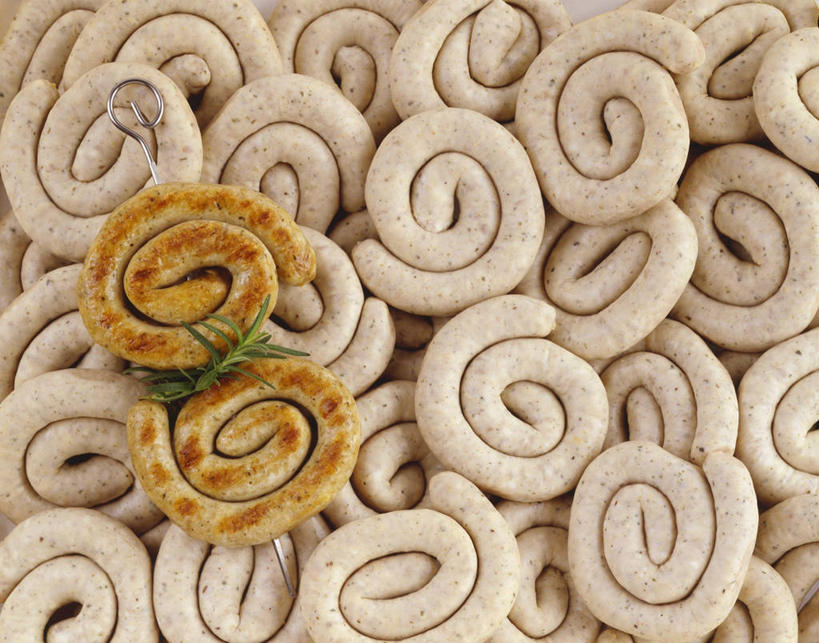 无人,横图,俯视,室内,特写,白天,餐桌,桌子,叶子,许多,阴影,装饰,环绕,缠绕,反射,影子,调料,酱料,酱汁,肉,香肠,佐料,绿叶,腊肠,调味品,很多,调味料,猪肉,酱,肉类,嫩叶,餐台,华丽,修饰,点缀,配菜,纠缠,肉食,豚肉,衬托,美观,雅致,雅观,叶,叶片,彩图,高角度拍摄