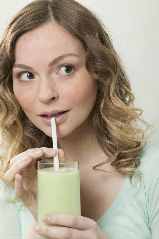 西方人,脸,头,脸颊,手,一个人,站,竖图,室内,特写,白天,正面,黄瓜,蔬菜,杯子,欧洲,欧洲人,双手,仅一个年轻女性,仅一个女性,仅一个人,一根,喝,握,服装,朦胧,模糊,新鲜,塑料,食品,甜点,甜品,一杯,拿,拿着,注视,肩膀,玻璃制品,食物,饮料,一个,衣服,水杯,塑料制品,吸管,甜食,观察,看,站着,手部,金色,冰淇淋,握着,服饰,有机食品,绿色食品,单个,观看,鲜奶,察看,空心,衣着,穿着,关注,奶昔,饮管,衣饰,年轻女性,女人,女性,白种人,头部,长发,卷发,脸部,脸蛋,面部,玻璃杯,青瓜,胡瓜,站立,半身,彩图,圆柱状