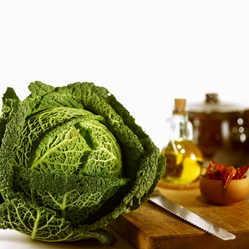 无人,横图,俯视,室内,特写,白天,白色背景,餐桌,桌子,蔬菜,椰菜,卷心菜,金属制品,一把,一块,阴影,新鲜,反射,金属,木制,工具,影子,食品,案板,刀具,砧板,食物,木制品,刀,甘蓝,摄影,有机食品,绿色食品,影棚,餐台,菜刀,皱叶甘蓝,切菜刀,皱叶包菜,皱叶洋白菜,皱叶椰菜,皱叶圆白菜,结球甘蓝,甘兰,包心菜,彩图,高角度拍摄,影棚拍摄,拍摄