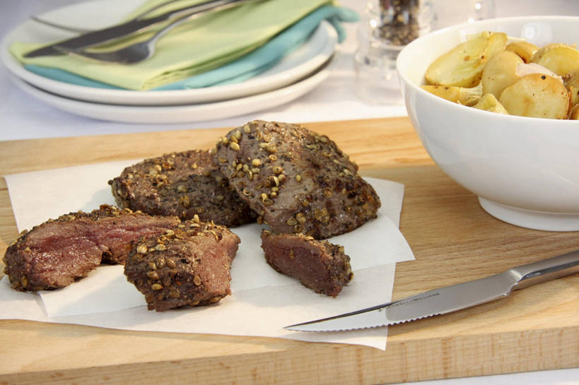 无人,横图,俯视,室内,特写,白天,餐桌,桌子,蔬菜,餐具,叶子,一块,许多,切开,阴影,新鲜,反射,木制,叉子,刀叉,刀子,碟子,盘,影子,陶瓷,香菜,调料,调味,肉,香料,佐料,食品,绿叶,案板,陶瓷制品,黑胡椒,调味品,很多,调味料,肉类,砧板,食物,盘子,木制品,容器,碟,碗,切,嫩叶,有机食品,绿色食品,餐台,储藏,配料,储存,餐刀,剖面,肉食,餐叉,切面,胡菜,香荽,原荽,园荽,芫荽,作料,胡荽,莞荽,芫茜,芫蓿,莚葛草,莚荽菜,叶,叶片,进餐用具,胡椒,彩图,高角度拍摄,贮存