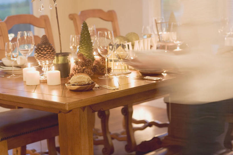 西方人,一个人,站,捧,横图,室内,白天,植物,桌面,桌子,餐具,蜡烛,椅子,欧洲,圣诞节,欧洲人,仅一个年轻女性,仅一个女性,仅一个人,阴影,服装,节日,朦胧,模糊,庆祝,光线,木制,碟子,火焰,盘,影子,烛光,木椅,圣诞树,燃烧,文化,树,树木,背面,衣服,绿色,自然,盘子,木制品,碟,点燃,站着,庆典,服饰,生长,成长,纪念,衣着,穿着,衣饰,年轻女性,女人,女性,白种人,端,端着,捧着,手捧,站立,半身,彩图