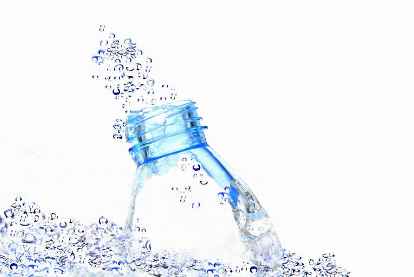 无人,横图,俯视,室内,特写,白天,白色背景,水,餐桌,桌子,阴影,飞溅,溅,反射,液体,影子,水滴,饮用水,水珠,瓶子,塑料制品,矿泉水,塑料瓶,摄影,影棚,餐台,一瓶,喷洒,蒸馏水,彩图,高角度拍摄,影棚拍摄,拍摄