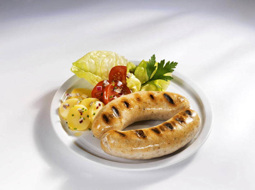 无人,横图,俯视,室内,特写,白天,白色背景,桌面,桌子,蔬菜,土豆,西红柿,小番茄,餐具,阴影,新鲜,反射,木制,碟子,盘,影子,生食,蔬菜沙拉,香肠,沙拉,食品,腊肠,色拉,沙律,食物,盘子,木制品,碟,摄影,有机食品,绿色食品,影棚,色拉酱,千岛酱,馍馍蛋,小西红柿,樱桃小番茄,珍珠小番茄,樱桃番茄,洋芋,圣女果,山药蛋,马铃薯,番茄,彩图,高角度拍摄,影棚拍摄,拍摄