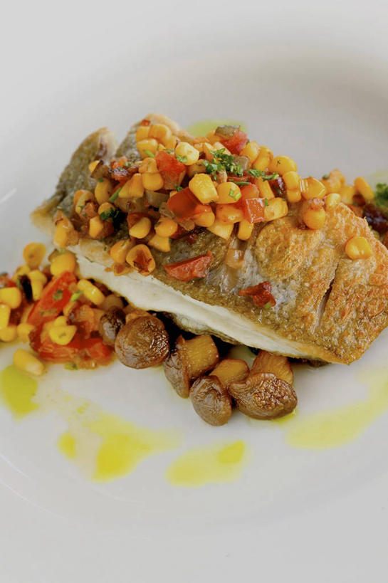 无人,竖图,俯视,室内,特写,白天,白色背景,烹饪,西餐,玉米,桌面,桌子,萝卜,胡萝卜,蔬菜,餐具,阴影,新鲜,反射,木制,棒子,碟子,盘,影子,玉蜀黍,肉,食用油,油,鱼肉,橄榄油,料理,食品,菜肴,美食,肉类,食物,盘子,木制品,碟,西式,摄影,佳肴,有机食品,绿色食品,影棚,苞米,苞芦,肉食,植物油,苞谷,包谷,大蜀黍,番麦,薏米包,玉高粱,玉麦,珍珠米,红萝卜,甘荀,彩图,高角度拍摄,影棚拍摄,拍摄