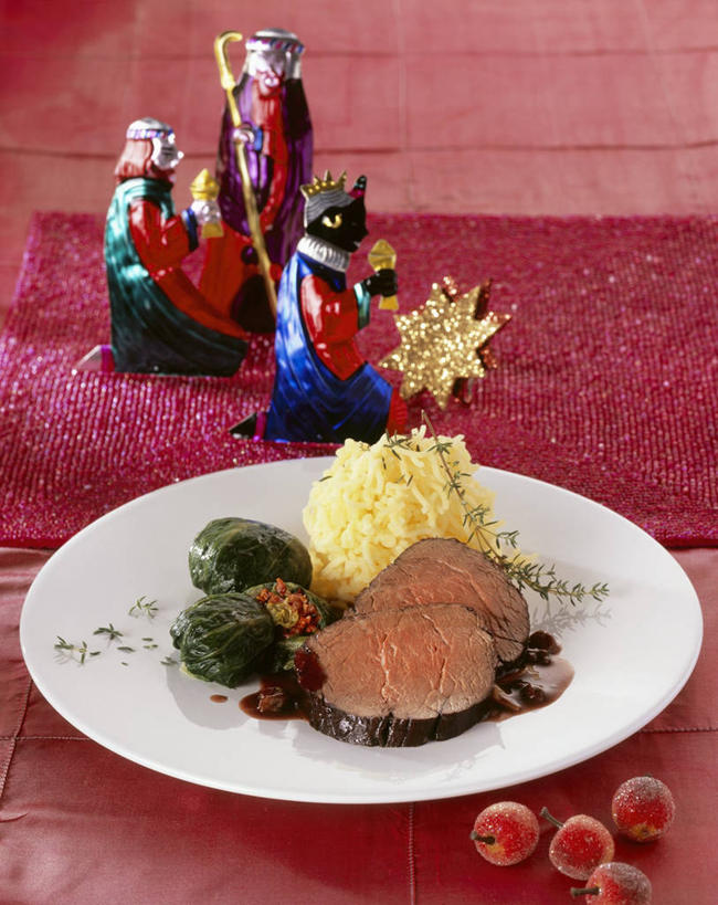 点心,面包,无人,竖图,俯视,室内,特写,白天,烹饪,西餐,游戏,餐桌,桌子,餐具,玩具,圣诞节,阴影,节日,朦胧,模糊,庆祝,反射,碟子,盘,影子,墙,肉,牛排,牛肉,料理,食品,面点,土豆泥,玩,文化,娱乐,菜肴,美食,肉类,墙壁,墙面,食物,糕点,一个,粉色,盘子,碟,庆典,休闲,西式,益智,佳肴,单个,餐台,活动,纪念,发泄,消遣,智力,肉食,宣泄,马铃薯泥,薯蓉,玩耍,嬉戏,彩图,高角度拍摄