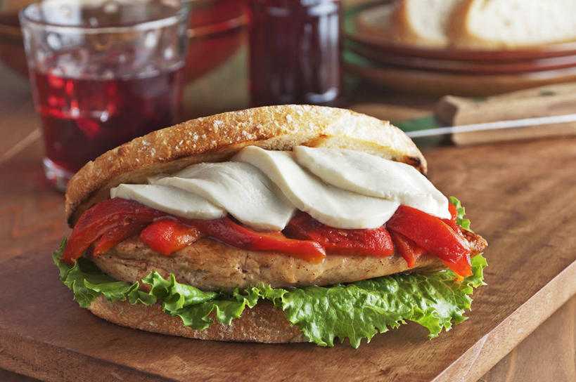 点心,面包,奶酪,红酒,葡萄酒,肌肉,健壮,无人,横图,俯视,室内,特写,白天,烹饪,西餐,桌面,桌子,西红柿,小番茄,杯子,餐具,阴影,朦胧,模糊,反射,木制,工具,影子,冰,生菜,莴苣,干酪,起司,三明治,冰块,料理,食品,面点,刀具,酒类,芝士,一杯,营养,冷冻,菜肴,美食,玻璃制品,酒,食物,糕点,饮料,木制品,水杯,刀,快餐,健康,红葡萄酒,乳酪,寒冷,活力,力量,西式,佳肴,冷藏,青春,冰冷,乳制品,强壮,餐刀,发酵,西式快餐,三文治,春菜,鹅仔菜,莴仔菜,千金菜,叶用莴苣,保鲜,小西红柿,樱桃小番茄,珍珠小番茄,玻璃杯,樱桃番茄,圣女果,番茄,彩图,高角度拍摄