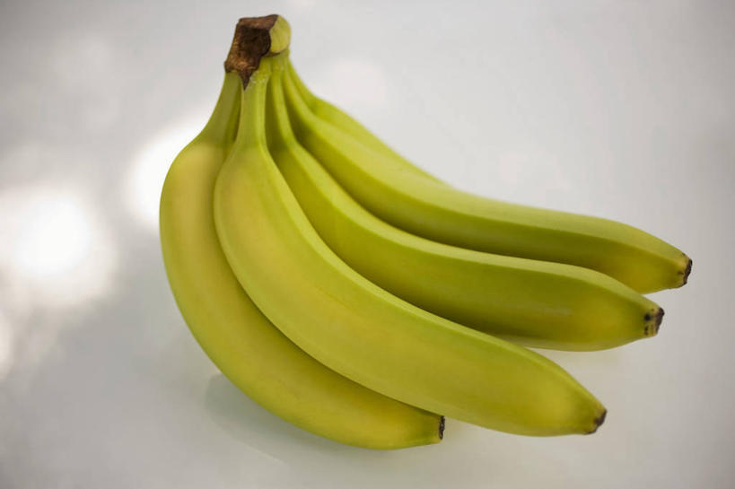 无人,横图,俯视,室内,特写,白天,桌面,桌子,香蕉,水果,阴影,灰色背景,新鲜,反射,木制,影子,生食,食品,果实,食物,黄色,木制品,四个,摄影,有机食品,绿色食品,影棚,甘蕉,彩图,高角度拍摄,影棚拍摄,拍摄