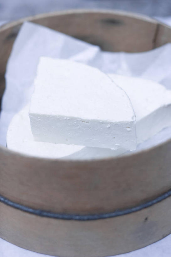 奶酪,无人,竖图,俯视,室内,特写,白天,桌面,桌子,一块,阴影,朦胧,模糊,反射,木制,包装,包装纸,木桶,桶,影子,纸,干酪,起司,纸张,芝士,营养,一个,木制品,容器,乳酪,摄影,影棚,单个,储藏,包装材料,乳制品,牛皮纸,储存,发酵,山羊奶酪,彩图,高角度拍摄,影棚拍摄,拍摄,贮存