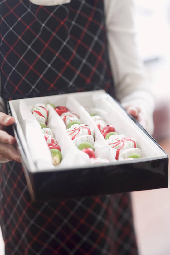 点心,西方人,儿童,一个人,站,捧,竖图,室内,特写,白天,正面,纯洁,欧洲,圣诞节,欧洲人,仅一个女性,仅一个人,服装,节日,朦胧,模糊,庆祝,纸盒,食品,曲奇,休闲装,文化,盒子,食物,一个,小孩,衣服,包装盒,饼干,零食,站着,仅一个小孩,庆典,休闲,休闲服,可爱,童年,童趣,服饰,单个,纪念,曲奇饼,童真,曲奇饼干,烂漫,无邪,天真,女孩,女人,女性,白种人,孩子,端,端着,捧着,手捧,站立,半身,彩图,女生