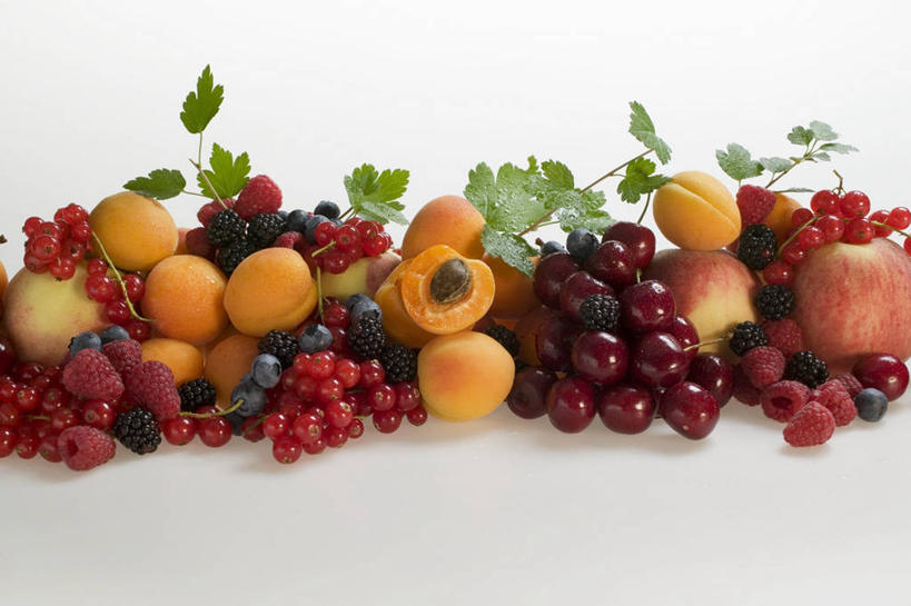 无人,横图,俯视,室内,特写,白天,白色背景,桌面,桌子,苹果,草莓,柑橘,浆果,蓝莓,桃子,樱桃,水果,叶子,一堆,许多,阴影,堆叠,堆积,新鲜,反射,木制,影子,灯笼果,生食,食品,果实,绿叶,食物,木制品,嫩叶,黄桃,摄影,有机食品,绿色食品,影棚,堆,红醋栗,肺果,叶,叶片,樱珠,莺桃,英桃,洋莓,楔桃,水果皇后,山都柿,牛桃,蓝浆果,蓝靛果,橘子,桔子,荆桃,红莓,地莓,醋栗,橙子,橙,彩图,高角度拍摄,影棚拍摄,拍摄