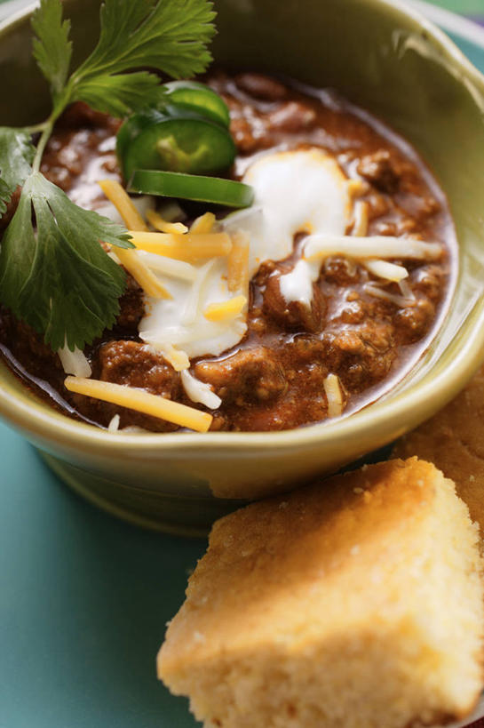 点心,面包,奶酪,无人,竖图,俯视,室内,特写,白天,烹饪,西餐,玉米,植物,桌面,桌子,豆,蔬菜,叶子,阴影,蓝色背景,新鲜,反射,木制,棒子,影子,豆类,豆子,玉蜀黍,刀豆,肉,干酪,起司,料理,食品,面点,绿叶,芝士,营养,四季豆,菜肴,美食,肉类,食物,糕点,木制品,嫩叶,乳酪,西式,摄影,佳肴,有机食品,绿色食品,影棚,苞米,乳制品,苞芦,芸豆,发酵,肉食,豆科,苞谷,菜豆,二季豆,白肾豆,架豆,玉豆,去豆,包谷,大蜀黍,番麦,薏米包,玉高粱,玉麦,珍珠米,叶,叶片,彩图,高角度拍摄,影棚拍摄,拍摄