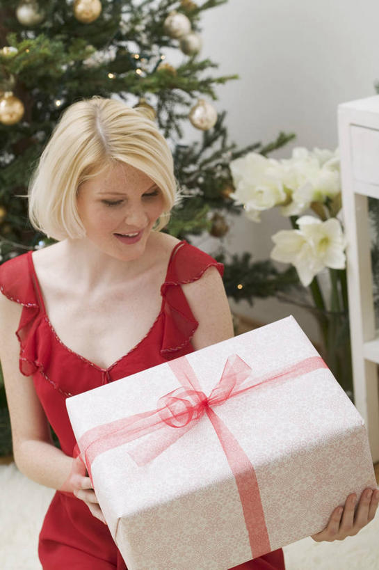 西方人,一个人,站,笑,微笑,露齿笑,竖图,室内,白天,正面,裙子,植物,礼盒,礼物,欧洲,欧洲人,仅一个年轻女性,仅一个女性,仅一个人,握,阴影,连衣裙,朦胧,模糊,盛开,反射,影子,纸盒,墙,圣诞树,拿,花蕾,拿着,注视,墙壁,墙面,盒子,花,花瓣,花朵,鲜花,树,树木,一个,红色,绿色,白色,自然,包装盒,礼品盒,花苞,花蕊,低头,观察,看,站着,握着,礼品,生长,单个,成长,观看,察看,关注,年轻女性,女人,女性,白种人,站立,半身,彩图