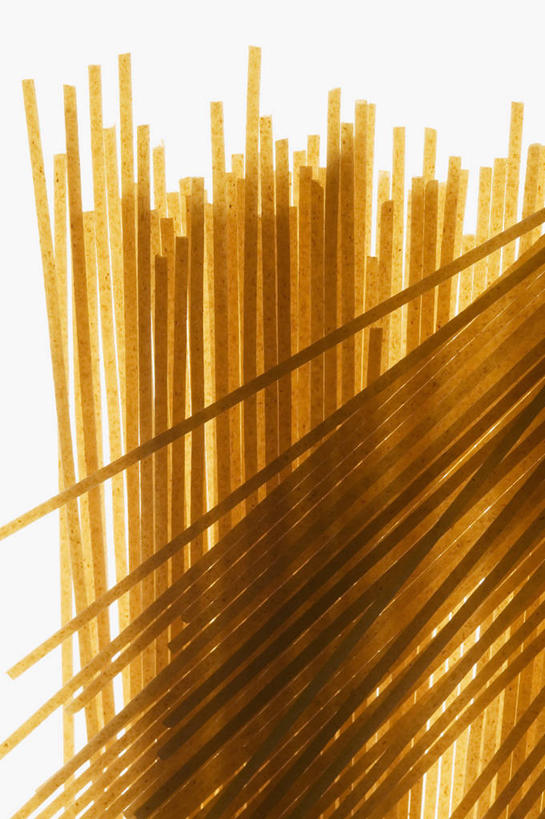 面食,面条,意大利面,无人,交叉,竖图,俯视,室内,特写,白天,白色背景,西餐,桌面,桌子,许多,阴影,反射,木制,影子,面,料理,食品,背光,食物,黄色,木制品,西式,摄影,影棚,逆光,相交,交集,彩图,高角度拍摄,影棚拍摄,拍摄