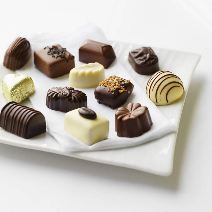 无人,方图,俯视,室内,特写,白天,白色背景,桌面,桌子,餐具,许多,阴影,反射,木制,碟子,盘,影子,食品,糖,糖果,甜点,甜品,白巧克力,食物,盘子,餐巾,木制品,碟,甜食,巧克力,摄影,影棚,朱古力,黑巧克力,牛奶巧克力,保洁方巾,口布,彩图,高角度拍摄,影棚拍摄,拍摄