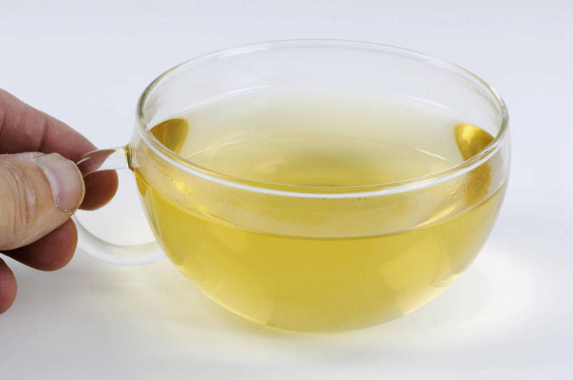 西方人,手,一个人,横图,俯视,室内,特写,白天,白色背景,幸福,茶,桌面,桌子,杯子,玻璃,欧洲,欧洲人,仅一个男性,仅一个人,握,阴影,朦胧,模糊,反射,木制,影子,茶叶,饮品,拿,拿着,娱乐,玻璃制品,仅一个年轻男性,一个,木制品,水杯,花茶,享受,休闲,温馨,手部,放松,乐趣,握着,保健,养生,摄影,影棚,单个,单手,花草茶,舒适,香花茶,香片,熏花茶,男人,男性,年轻男性,白种人,茶杯,半身,彩图,高角度拍摄,影棚拍摄,拍摄