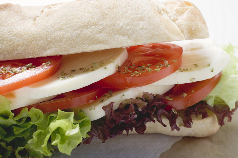 点心,面包,奶酪,无人,横图,室内,特写,白天,白色背景,正面,烹饪,西餐,桌面,桌子,蔬菜,西红柿,阴影,新鲜,反射,木制,影子,生菜,莴苣,干酪,起司,三明治,料理,食品,面点,芝士,营养,法国面包,菜肴,美食,食物,糕点,木制品,快餐,乳酪,西式,摄影,佳肴,有机食品,绿色食品,影棚,法棍,长棍面包,乳制品,发酵,西式快餐,三文治,法式长棍面包,春菜,鹅仔菜,莴仔菜,千金菜,叶用莴苣,番茄,彩图,影棚拍摄,拍摄