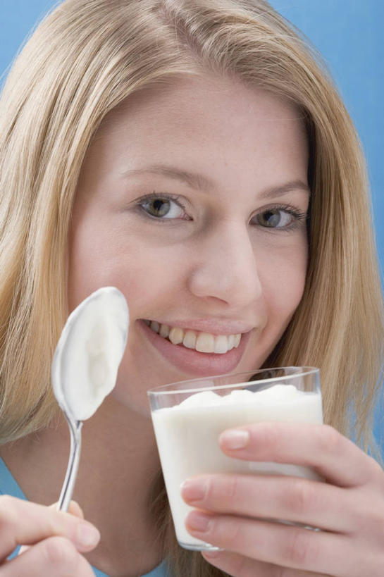 牛奶,西方人,脸,头,脸颊,手,一个人,站,笑,微笑,露齿笑,竖图,室内,特写,白天,正面,杯子,欧洲,欧洲人,双手,仅一个年轻女性,仅一个女性,仅一个人,一把,握,阴影,蓝色背景,服装,反射,影子,勺子,饮品,一杯,营养,拿,拿着,注视,休闲装,酸奶,肩膀,玻璃制品,饮料,衣服,蓝色,水杯,调羹,汤匙,观察,看,站着,休闲,手部,休闲服,握着,摄影,服饰,影棚,观看,察看,乳制品,奶,关注,发酵,优格,优酪乳,年轻女性,女人,女性,白种人,头部,脸部,脸蛋,面部,玻璃杯,站立,半身,彩图,影棚拍摄,拍摄