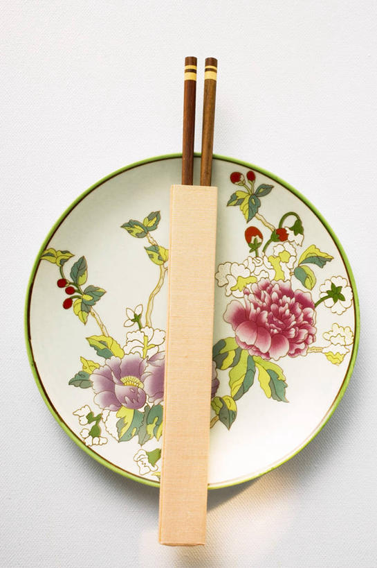 无人,竖图,俯视,室内,特写,白天,白色背景,绘画,筷子,桌面,桌子,静物,餐具,一双,阴影,反射,木制,彩绘,瓷器,碟子,盘,影子,陶瓷,文化,传统,盘子,木制品,碟,摄影,影棚,礼节,陶艺,礼仪,彩釉,进餐用具,画画,彩图,高角度拍摄,影棚拍摄,拍摄