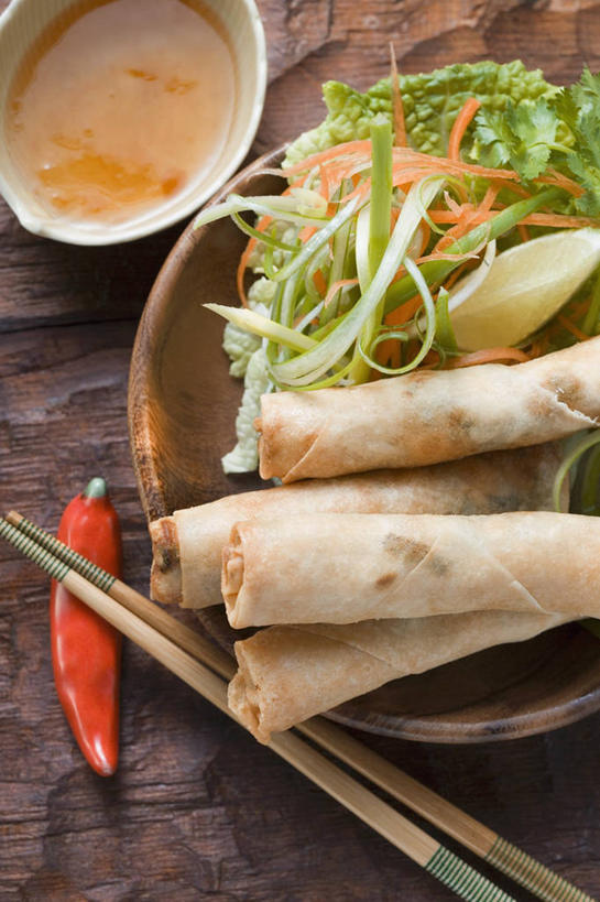 点心,无人,竖图,俯视,室内,特写,白天,餐桌,筷子,桌子,辣椒,蔬菜,餐具,一堆,一双,许多,阴影,堆叠,堆积,新鲜,反射,影子,陶瓷,调料,酱料,酱汁,佐料,料理,食品,面点,陶瓷制品,调味品,调味料,文化,传统,酱,春卷,美食,食物,白色,容器,碗,中式,摄影,有机食品,绿色食品,影棚,餐台,储藏,堆,礼节,储存,薄饼,礼仪,辣角,红海椒,大椒,辣虎,广椒,春饼,进餐用具,辣子,红辣椒,海椒,番椒,彩图,高角度拍摄,影棚拍摄,拍摄,贮存