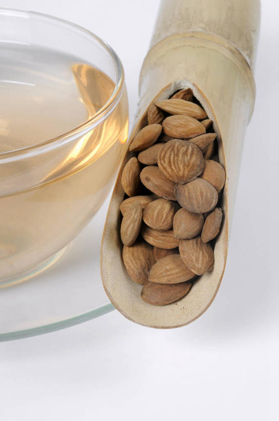 果汁,无人,竖图,俯视,室内,特写,白天,白色背景,餐桌,桌子,桃子,水果,玻璃,一堆,许多,阴影,堆叠,堆积,新鲜,反射,铲子,影子,生食,食品,果实,种子,饮品,玻璃制品,食物,饮料,一个,容器,碗,摄影,有机食品,绿色食品,影棚,单个,餐台,储藏,堆,储存,可口,肺果,适口,彩图,高角度拍摄,影棚拍摄,拍摄,贮存