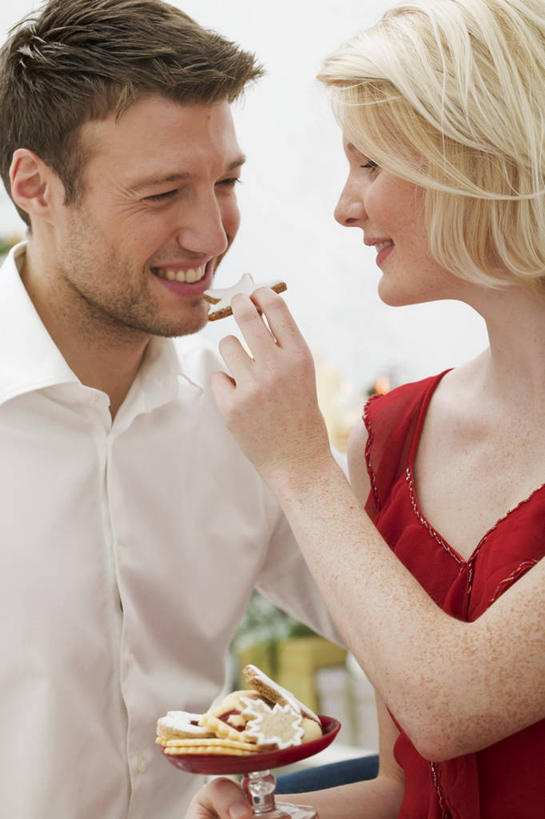 点心,西方人,两个人,站,笑,吃,微笑,露齿笑,竖图,室内,白天,白色背景,正面,爱情,杯子,欧洲,欧洲人,握,阴影,服装,反射,影子,勺子,调味,香料,佐料,食品,甜点,肉桂,浪漫,注视,休闲装,玻璃制品,食物,糕点,一个,衣服,水杯,调羹,汤匙,饼干,甜食,零食,观察,看,站着,休闲,温暖,温馨,休闲服,恩爱,喂,握着,恋人,摄影,服饰,影棚,单个,观看,配料,和睦,察看,关注,桂皮,作料,官桂,牡桂,筒桂,香桂,玉桂,装饰饼干,男人,男性,年轻男性,年轻女性,女人,女性,白种人,情侣,玻璃杯,嚼,食,站立,半身,彩图,影棚拍摄,拍摄,伴侣,融洽