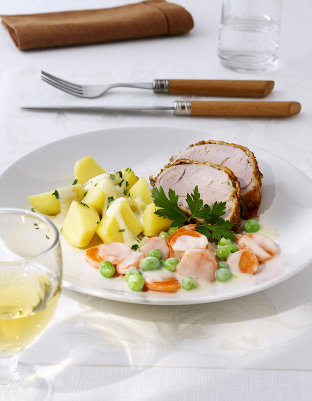 红酒,葡萄酒,无人,竖图,俯视,室内,特写,白天,餐桌,桌子,蔬菜,土豆,杯子,餐具,许多,切开,阴影,新鲜,反射,布料,叉子,刀叉,刀子,碟子,高脚杯,盘,影子,肉,食品,红酒杯,白葡萄酒,酒类,布纹,肉类,玻璃制品,酒,桌布,食物,饮料,白色,盘子,餐巾,酒杯,碟,台布,切,摄影,有机食品,绿色食品,荷兰芹,欧芹,香芹,影棚,餐台,葡萄酒杯,餐刀,剖面,肉食,餐叉,切面,法香,巴西利,洋香菜,洋芫荽,法国香菜,馍馍蛋,旱芹菜,番荽,玻璃杯,进餐用具,洋芋,山药蛋,马铃薯,彩图,高角度拍摄,影棚拍摄,拍摄