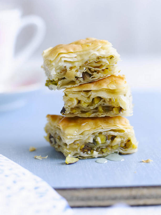 点心,无人,竖图,俯视,室内,特写,白天,下午茶,餐桌,桌子,书籍,水果,三块,一本,阴影,朦胧,模糊,新鲜,反射,影子,生食,食品,坚果,果实,食物,糕点,百香果,干果,西番莲,摄影,有机食品,绿色食品,影棚,餐台,无名子,开心果,鸡蛋果,受难果,巴西果,胡棒子,绿仁果,书,图书,彩图,高角度拍摄,影棚拍摄,拍摄,蛋糕