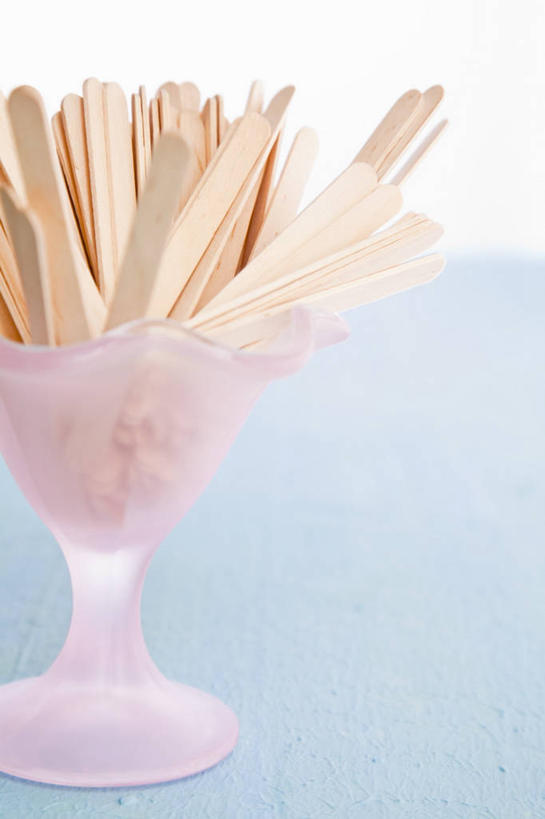 无人,竖图,俯视,室内,特写,白天,餐桌,桌子,静物,杯子,一堆,许多,阴影,堆叠,堆积,朦胧,模糊,反射,木制,棍子,影子,玻璃制品,一个,木制品,水杯,摄影,影棚,单个,餐台,堆,玻璃杯,彩图,高角度拍摄,影棚拍摄,拍摄