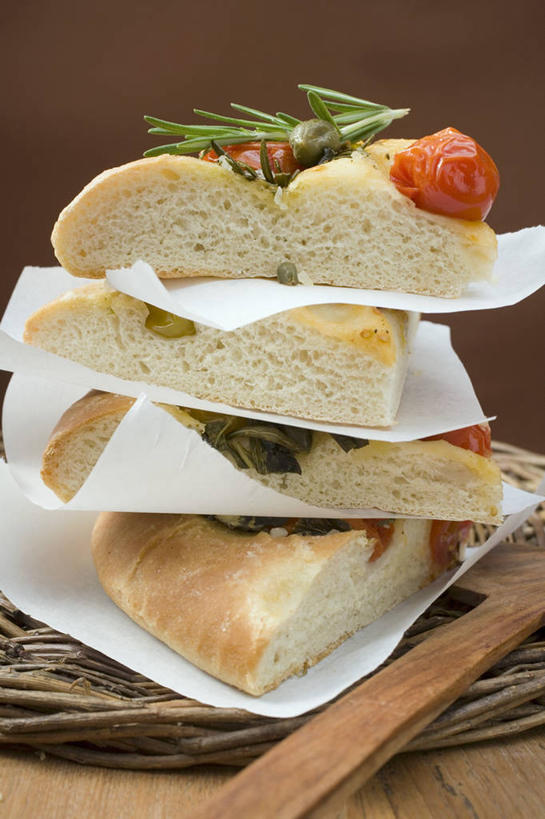 无人,竖图,俯视,室内,特写,白天,烹饪,西餐,植物,餐桌,桌子,蔬菜,西红柿,小番茄,水果,一堆,阴影,堆叠,堆积,新鲜,反射,包装,包装纸,影子,纸,调味,香料,佐料,料理,食品,披萨,匹萨,草药,纸张,菜肴,美食,中药,食物,快餐,西式,四块,摄影,佳肴,有机食品,绿色食品,影棚,餐台,堆,迷迭香,配料,包装材料,比萨,药材,中草药,西式快餐,垃圾食品,马槟榔,意大利薄饼,中药材,本草,海洋之露,马金囊,水槟榔,紫槟榔,马金南,山槟榔,太极子,屈头鸡,作料,小西红柿,樱桃小番茄,珍珠小番茄,樱桃番茄,圣女果,番茄,彩图,高角度拍摄,影棚拍摄,拍摄