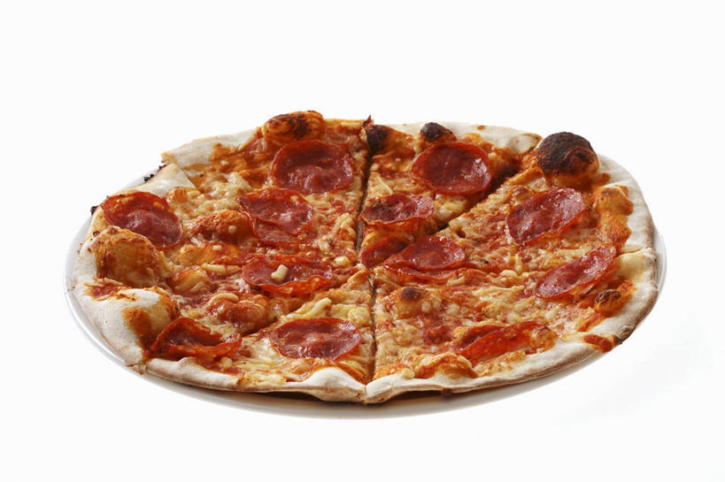 无人,横图,俯视,室内,特写,白天,白色背景,烹饪,西餐,餐桌,桌子,切开,阴影,反射,影子,肉,香肠,料理,食品,披萨,匹萨,腊肠,菜肴,美食,肉类,食物,快餐,切,西式,摄影,佳肴,影棚,餐台,比萨,剖面,肉食,西式快餐,垃圾食品,切面,意大利薄饼,彩图,高角度拍摄,影棚拍摄,拍摄