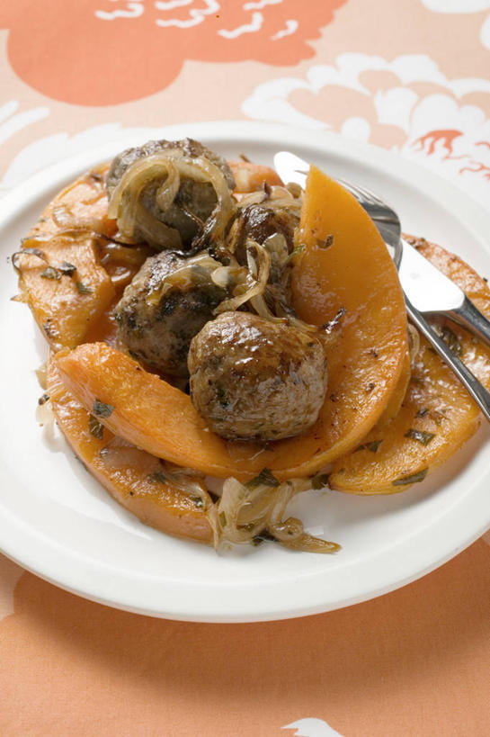 无人,竖图,俯视,室内,特写,白天,烹饪,西餐,餐桌,桌子,南瓜,蔬菜,餐具,阴影,新鲜,反射,碟子,盘,影子,金瓜,调味,肉,香料,佐料,料理,食品,菜肴,美食,肉类,番瓜,食物,一个,白色,盘子,碟,西式,摄影,佳肴,有机食品,绿色食品,影棚,单个,餐台,麦瓜,倭瓜,配料,肉食,作料,彩图,高角度拍摄,影棚拍摄,拍摄