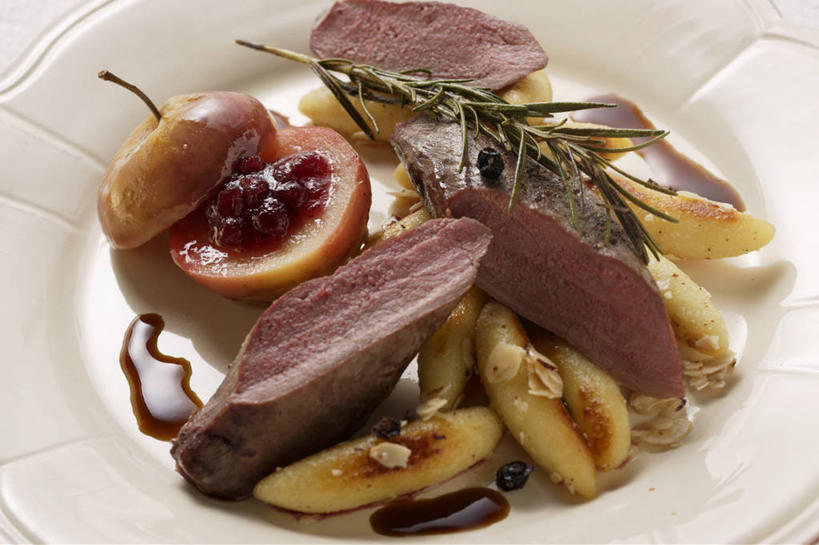 无人,横图,俯视,室内,特写,白天,烹饪,西餐,餐桌,桌子,苹果,餐具,水果,阴影,新鲜,反射,碟子,盘,影子,调味,肉,生食,香料,佐料,料理,食品,果实,菜肴,美食,肉类,食物,白色,盘子,碟,西式,摄影,佳肴,有机食品,绿色食品,影棚,餐台,迷迭香,配料,肉食,鹿肉,海洋之露,作料,彩图,高角度拍摄,影棚拍摄,拍摄