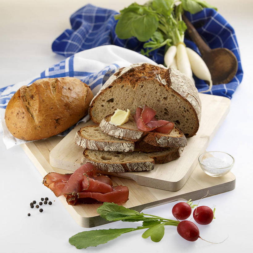 点心,面包,无人,方图,俯视,室内,特写,白天,白色背景,餐桌,桌子,萝卜,胡萝卜,蔬菜,阴影,新鲜,反射,木制,布料,影子,黄油,食品,面点,案板,布纹,砧板,桌布,食物,糕点,餐巾,木制品,台布,黑面包,摄影,有机食品,绿色食品,影棚,餐台,全麦面包,乳制品,白脱油,乳脂,麸皮面包,红萝卜,甘荀,彩图,高角度拍摄,影棚拍摄,拍摄