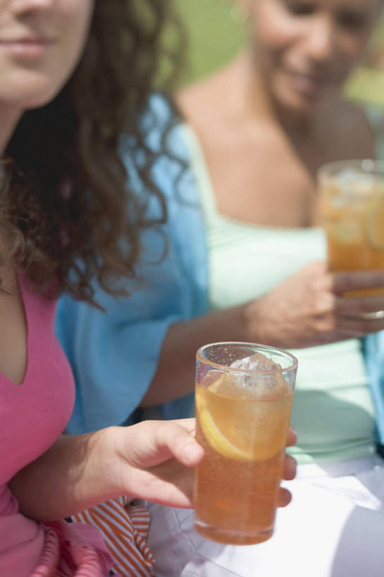 西方人,两个人,伙伴,朋友,坐,笑,微笑,竖图,室外,白天,正面,友谊,幸福,餐桌,茶,桌子,柑橘,杯子,水果,欧洲,欧洲人,握,阴影,服装,朦胧,模糊,新鲜,光线,影子,生食,茶叶,食品,果实,两杯,休闲装,娱乐,玻璃制品,食物,两个,衣服,阳光,水杯,享受,休闲,温馨,休闲服,放松,乐趣,握着,服饰,有机食品,绿色食品,餐台,提神,舒适,醒脑,友情,年轻女性,女人,女性,白种人,玻璃杯,橘子,桔子,橙子,橙,坐着,半身,彩图